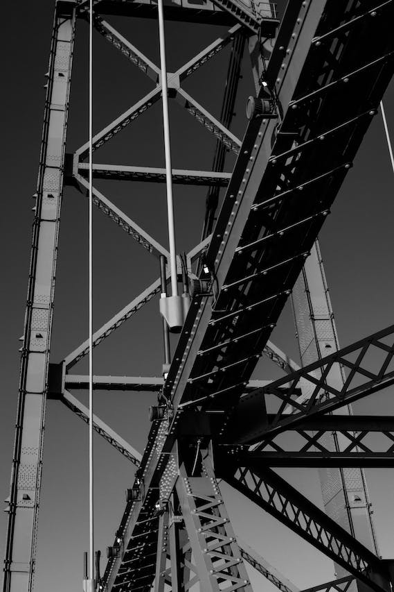 potret jembatan hitam putih