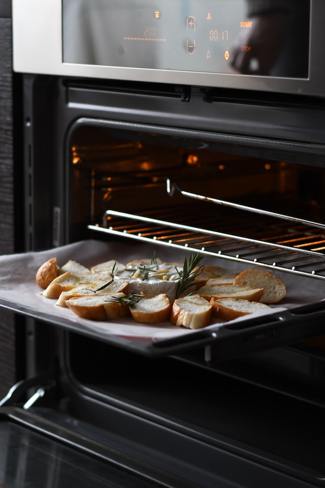 roti dengan daging sedang ingin dipanggang di oven