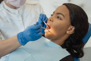 Ilustrasi dokter gigi bedah mulut